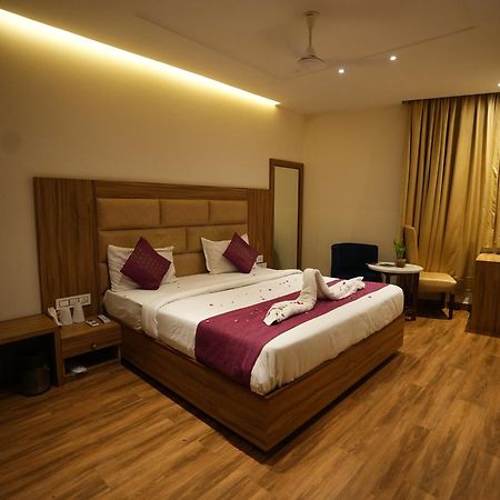 Hotel Pearl Wood Zirakpur Dış mekan fotoğraf