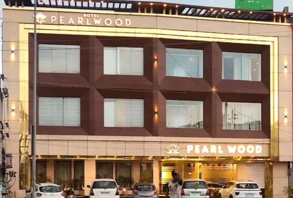 Hotel Pearl Wood Zirakpur Dış mekan fotoğraf